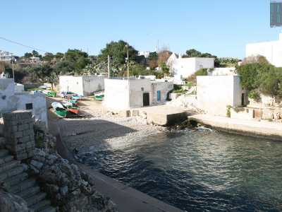 La scritta misteriosa si trova a Cala Paguro, il cui nome nel tempo � stato deformato in �paura�. La caletta si inserisce in un panorama suggestivo
